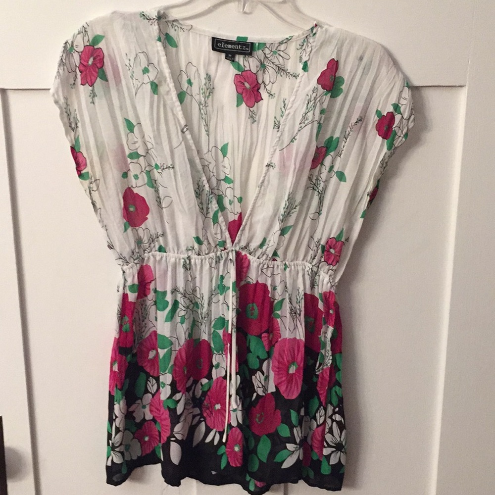 Sheer flowy top with V neck & loose elastic band.